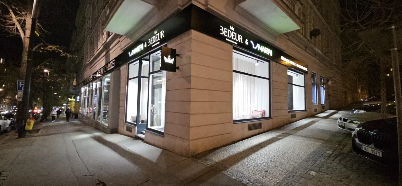 Showroom přírodních postelí Bedeur večer