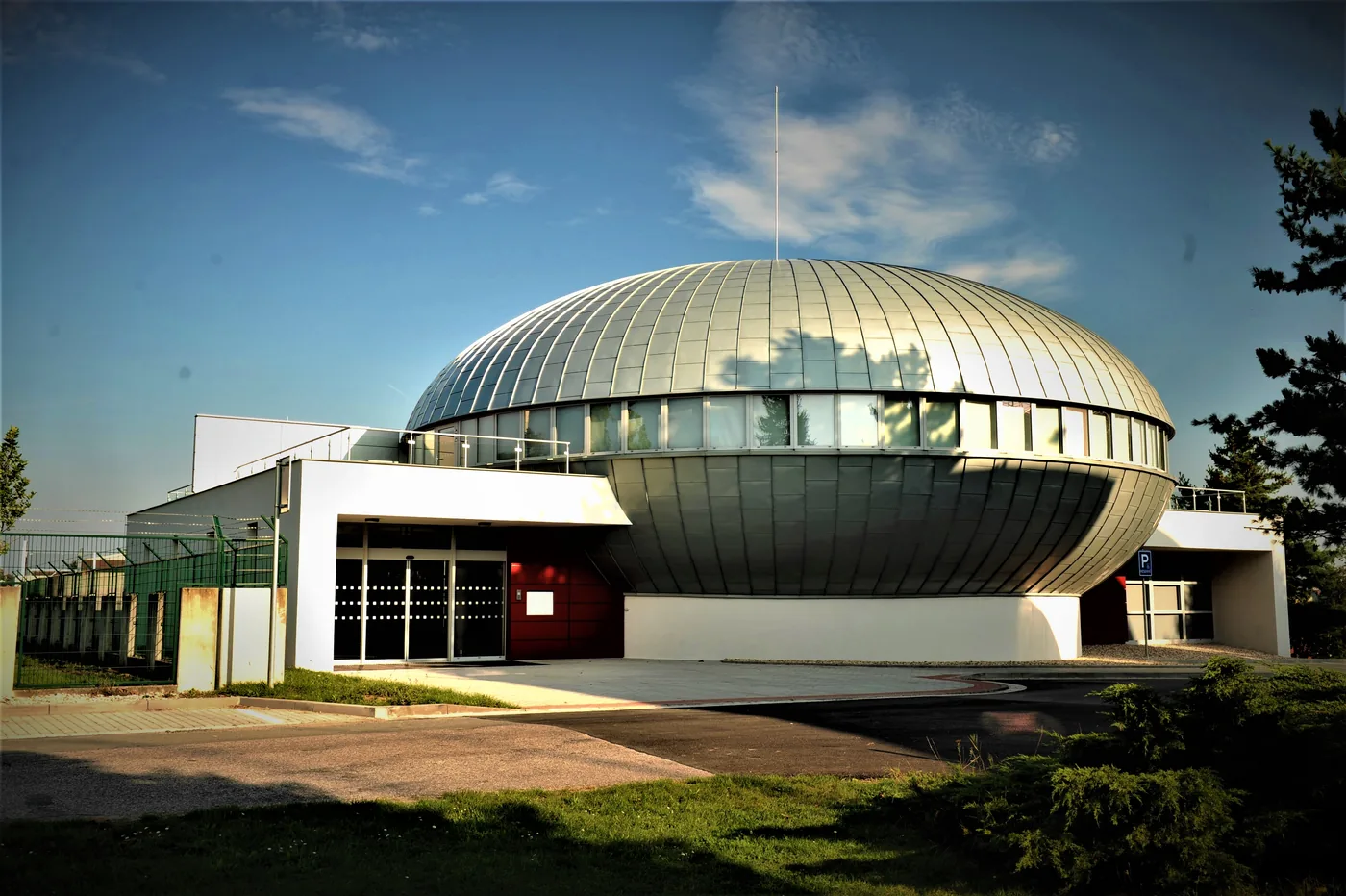 Kopule digitálního planetária v Hradci Králové